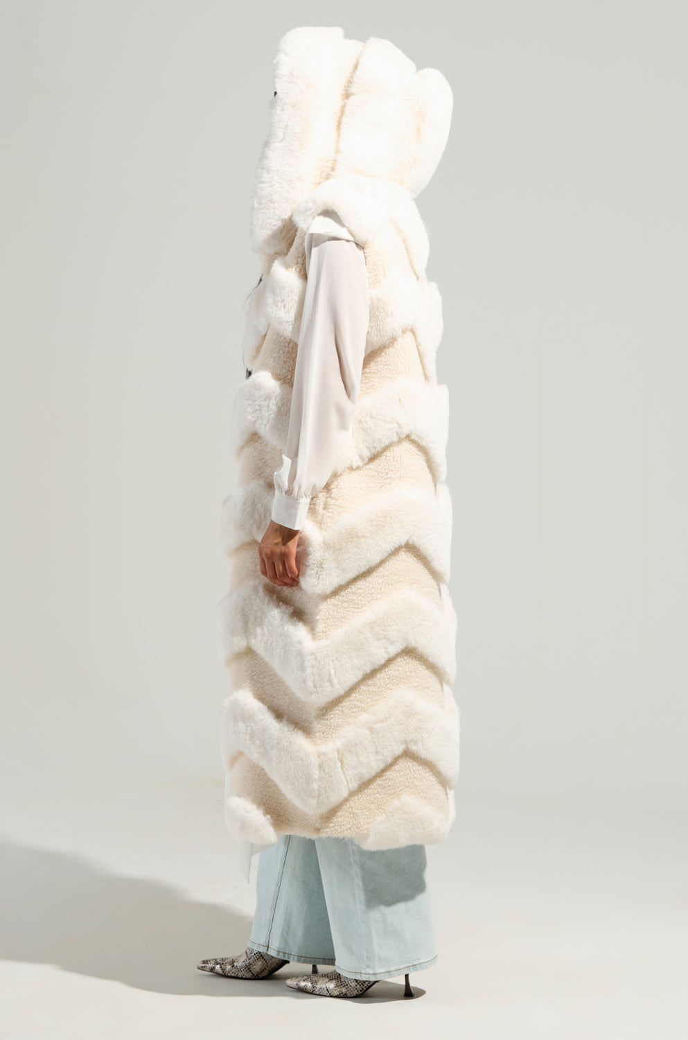 JEMI MIX MATERIAL FAUX FUR VEST IN IVORY