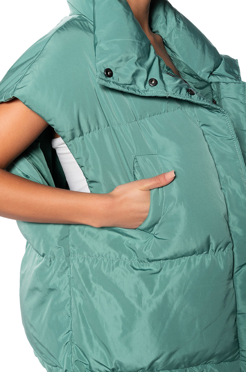 OVERSIZED NYLON PUFFER VEST IN GREEN