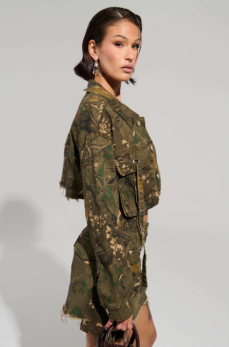 RUNNING FREE CROP JACKET TOP IN CAMO