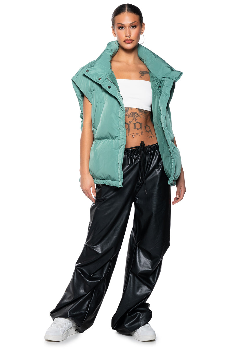 OVERSIZED NYLON PUFFER VEST IN GREEN