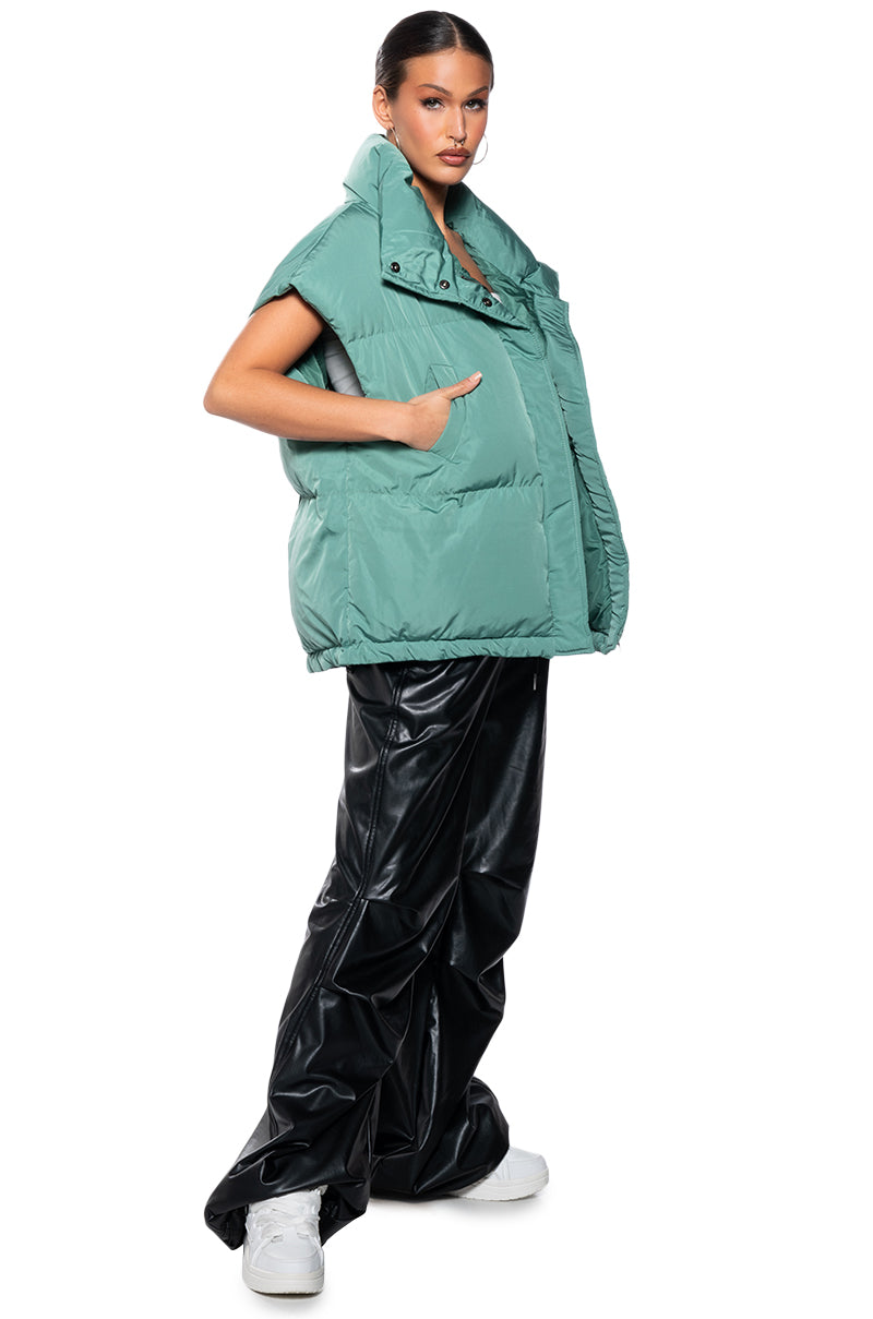 OVERSIZED NYLON PUFFER VEST IN GREEN