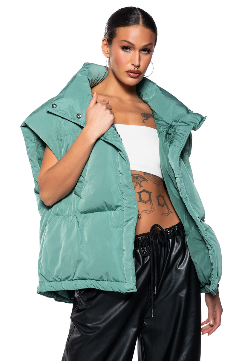 OVERSIZED NYLON PUFFER VEST IN GREEN