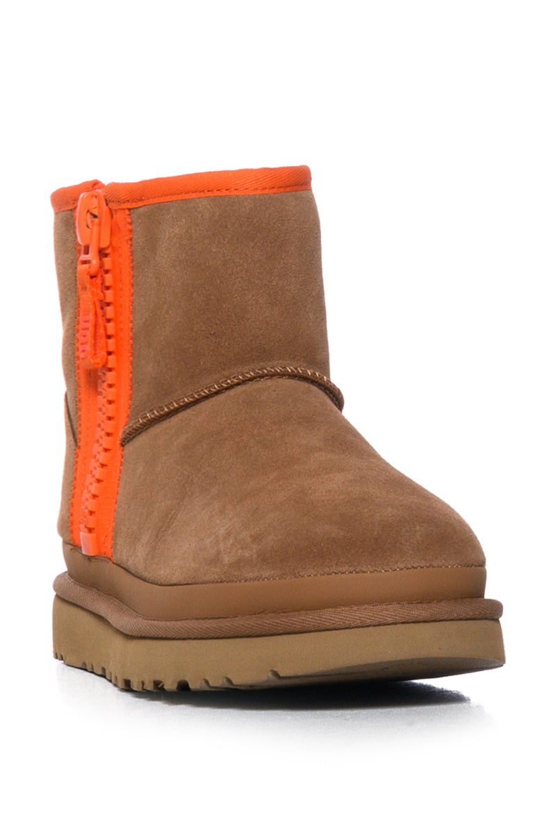 UGG CLASSIC MINI ZIPPER TAPE LOGO BOOTIE IN CHESTNUT