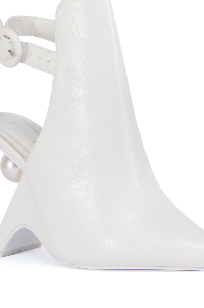 AZALEA WANG BREAN NOVELTY PUMP IN WHITE