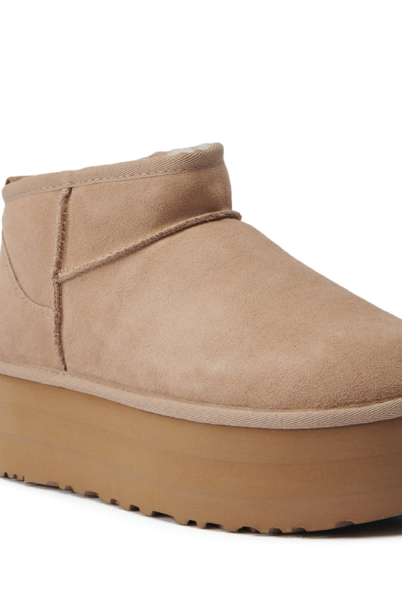 UGG CLASSIC ULTRA MINI PLATFORM IN SAND