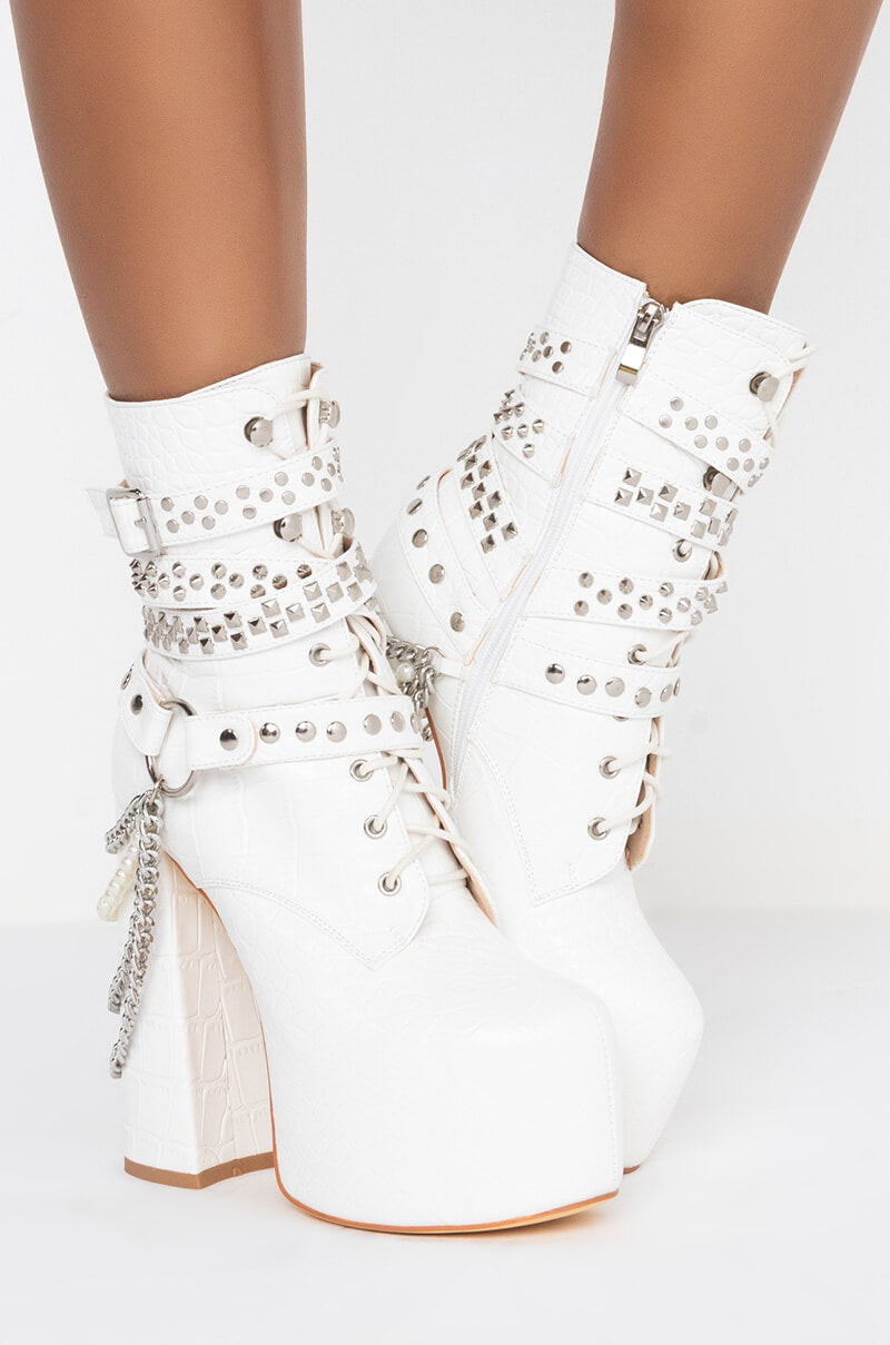 AZALEA WANG BAD DREAM CHUNKY BOOTIE IN WHITE