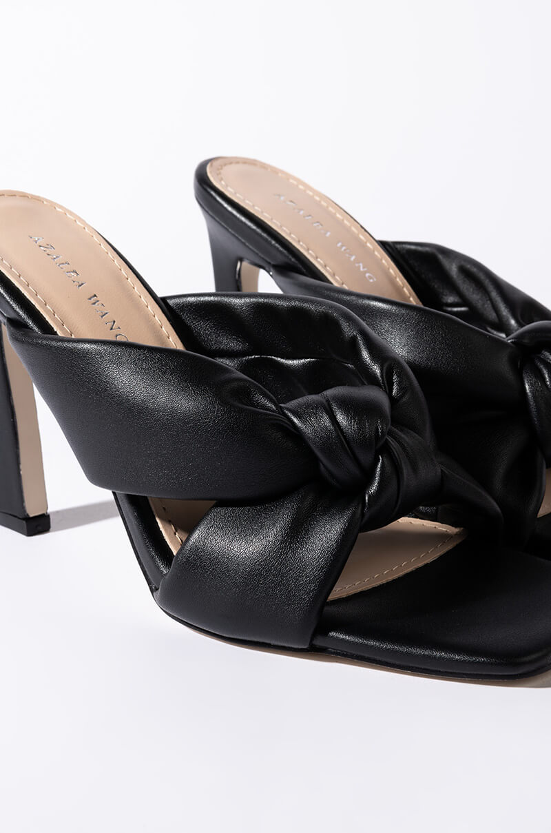 AZALEA WANG SWEET LIKE SUNDAY CHUNKY SANDAL IN BLACK