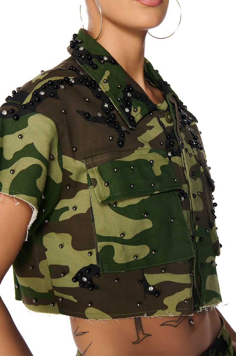 STANDING OVATION CROPPED CAMO SHIRT