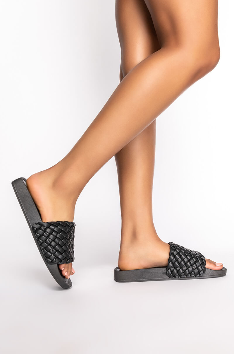 TWISTED LOVE FLAT SANDAL IN BLACK