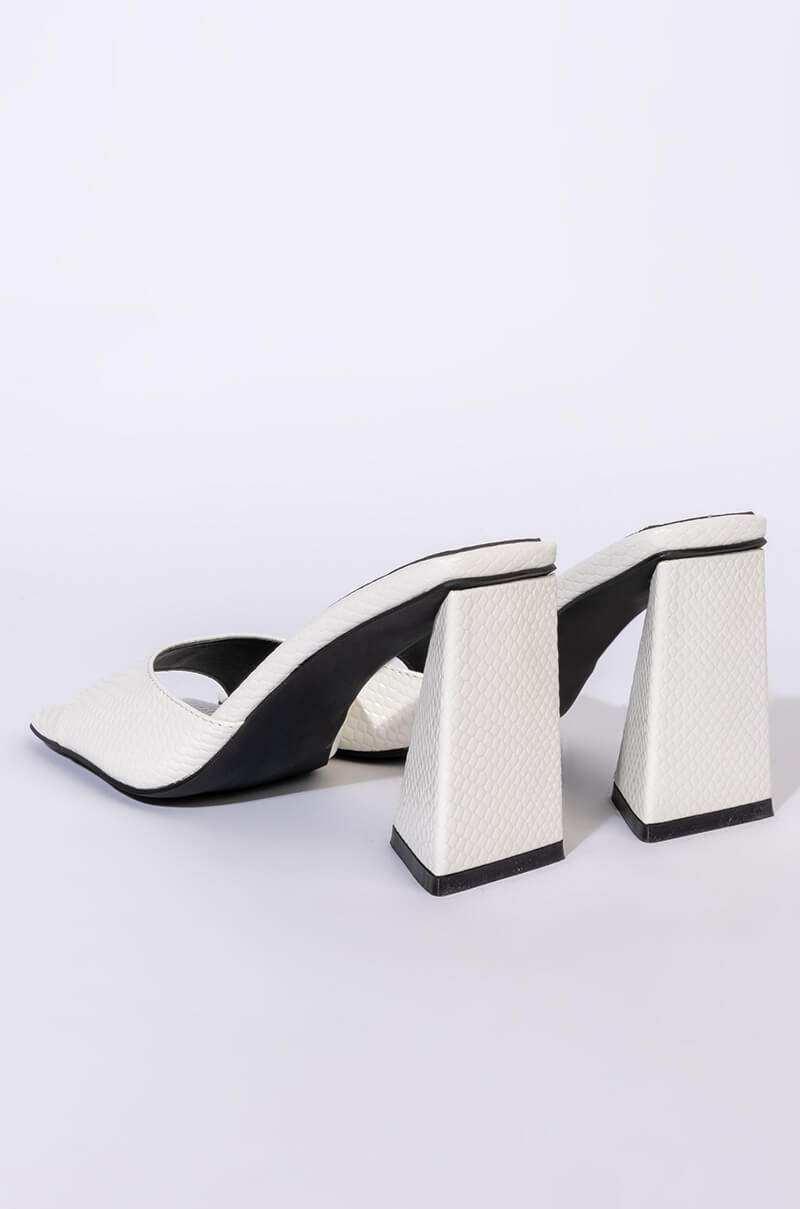 AZALEA WANG WORK FOR IT CHUNKY SANDAL IN WHITE