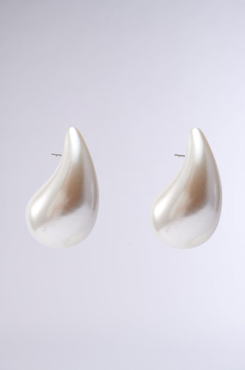 PEARLESCENT VIBES STATEMENT EARRING