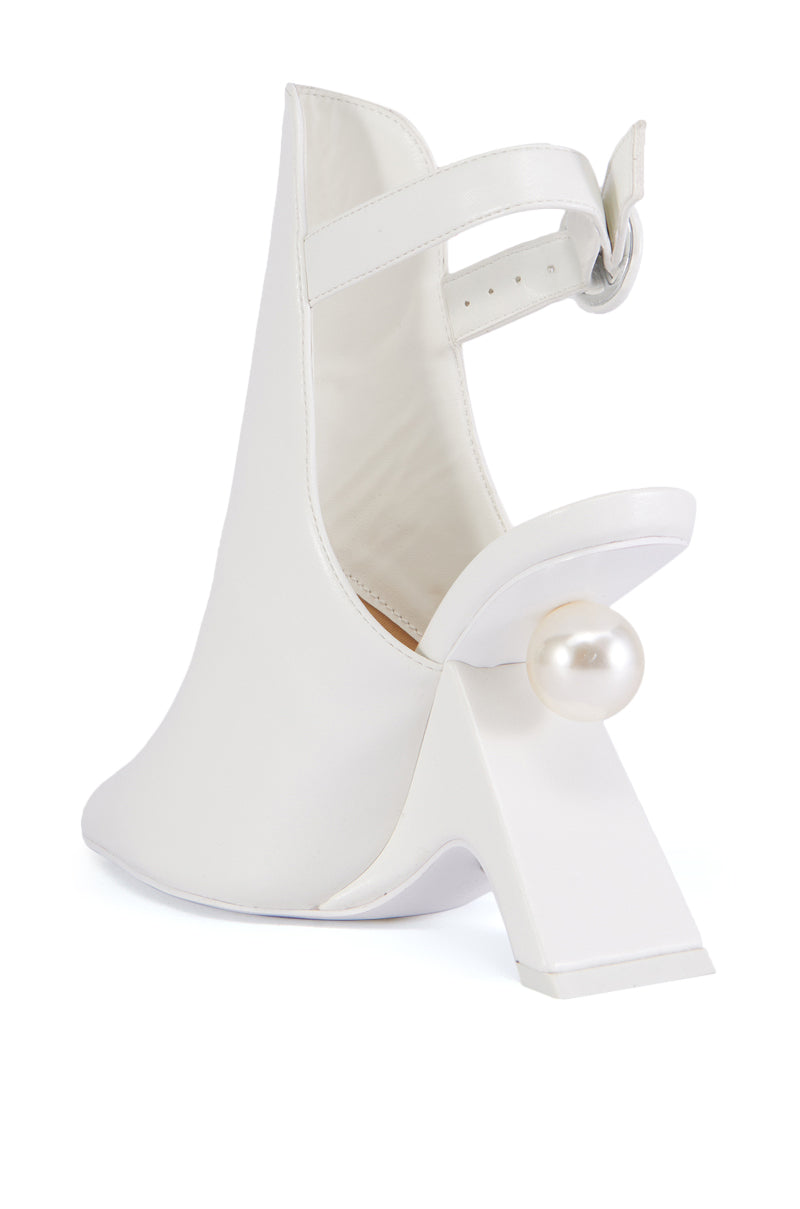 AZALEA WANG BREAN NOVELTY PUMP IN WHITE