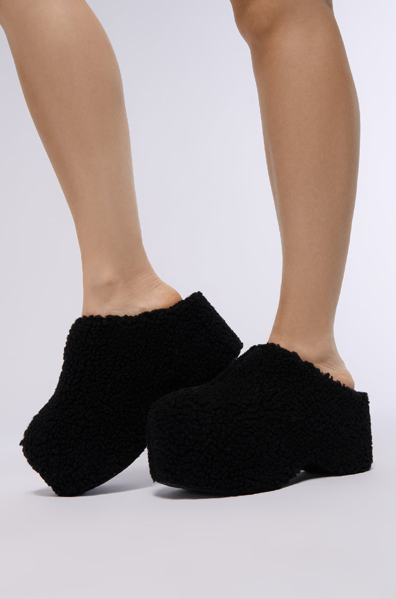 AZALEA WANG DOLORITA BLACK SHERPA CLOG