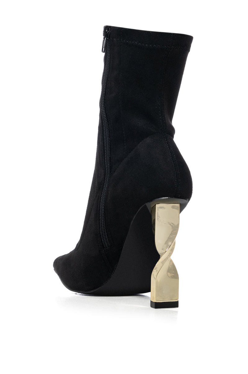 AZALEA WANG BEARNAISE TWISTED HEEL BOOTIE IN BLACK