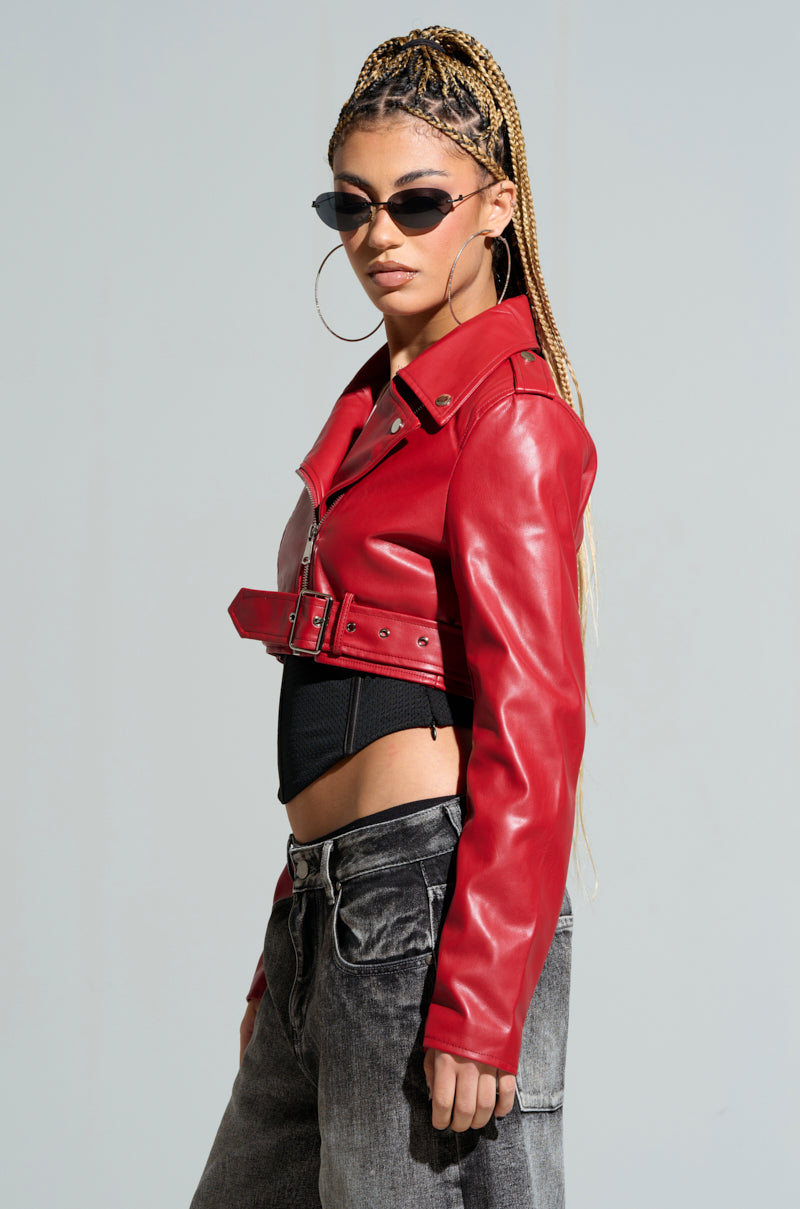 TRIO ESSENTIAL CROPPED MOTO IN RED