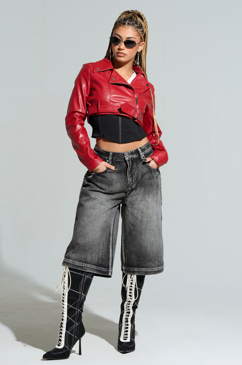 TRIO ESSENTIAL CROPPED MOTO IN RED