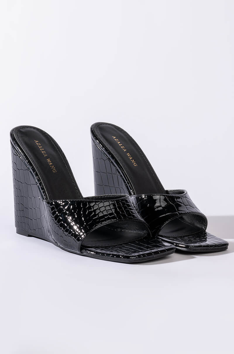 AZALEA WANG TAKE IT EASY WEDGE SANDAL IN BLACK