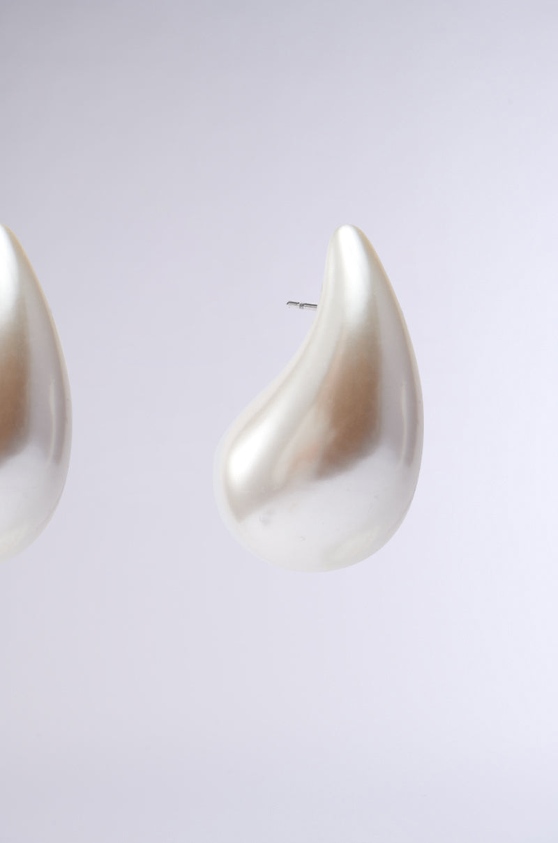 PEARLESCENT VIBES STATEMENT EARRING