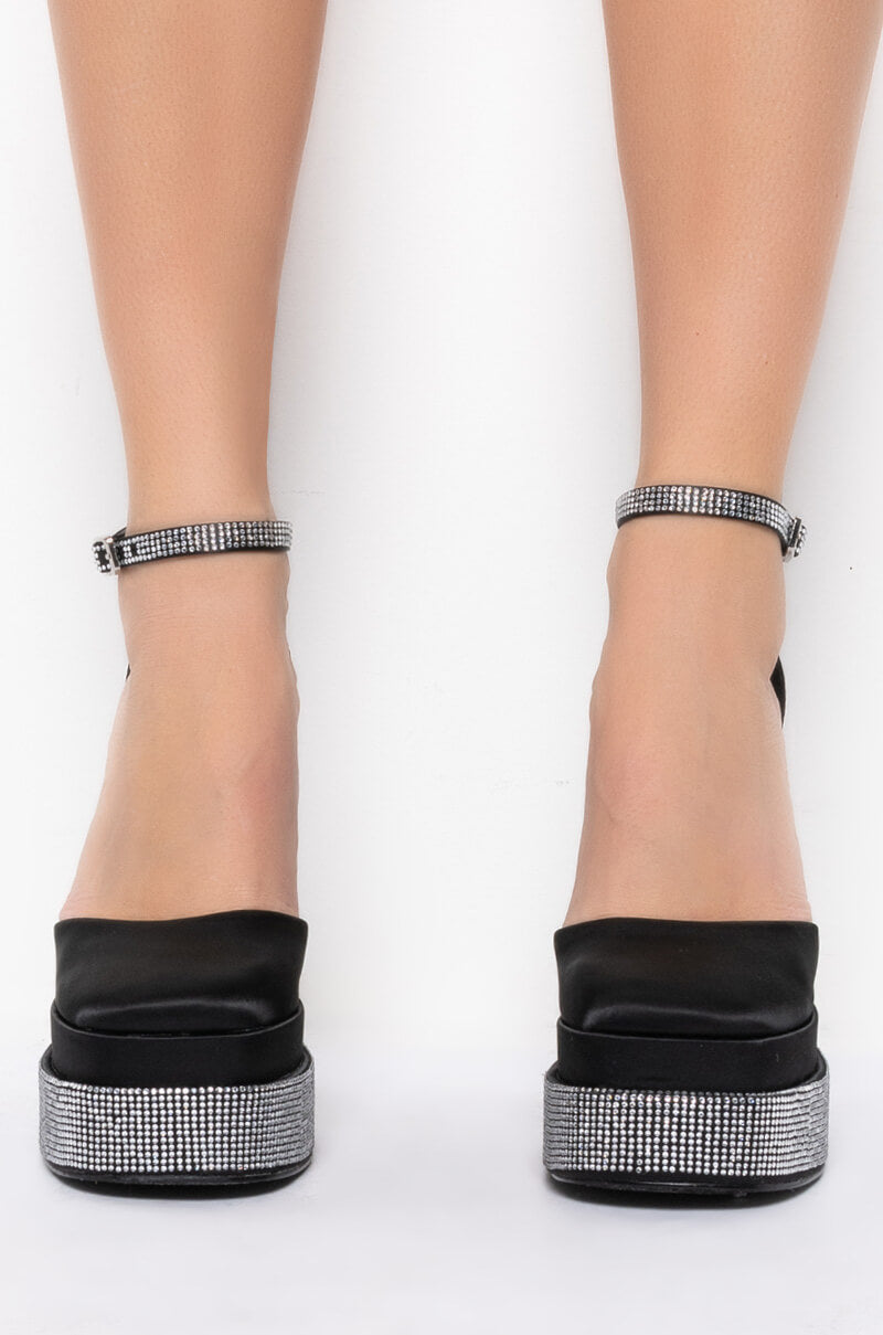 AZALEA WANG SUGAR AND SPICE CHUNKY PUMP IN BLACK
