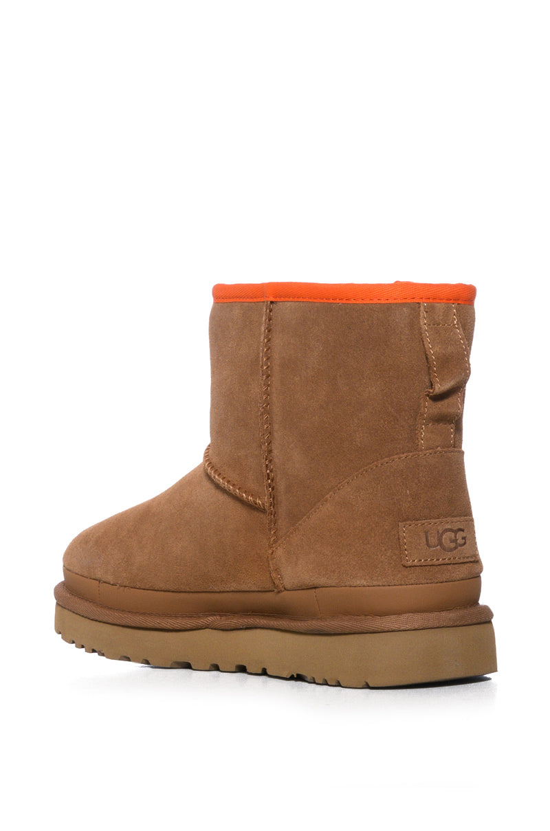 UGG CLASSIC MINI ZIPPER TAPE LOGO BOOTIE IN CHESTNUT