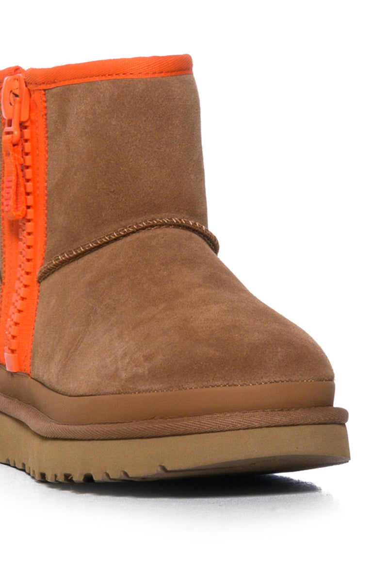 UGG CLASSIC MINI ZIPPER TAPE LOGO BOOTIE IN CHESTNUT