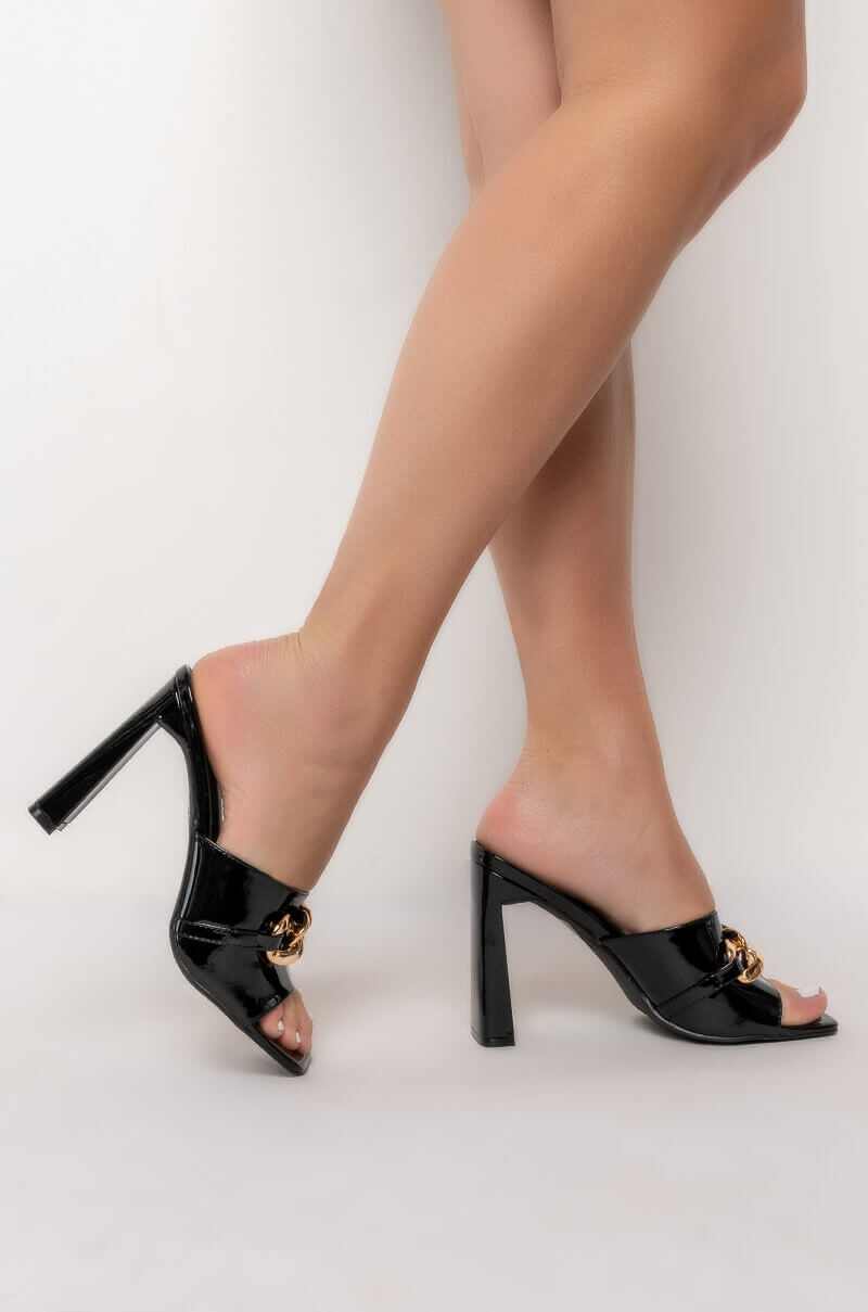 AZALEA WANG TAKE A CHANCE CHUNKY SANDAL IN BLACK