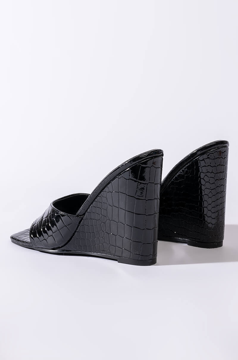 AZALEA WANG TAKE IT EASY WEDGE SANDAL IN BLACK