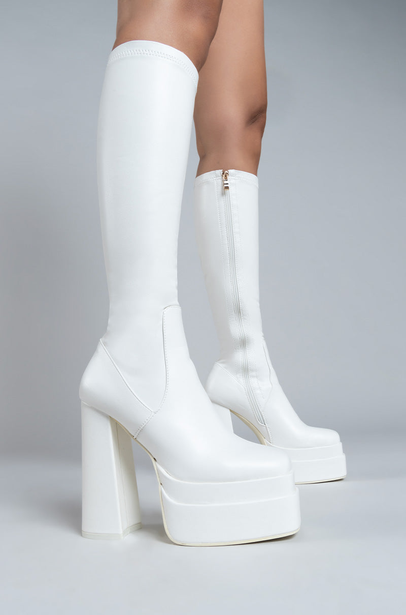 AZALEA WANG MAXINE STRETCH CHUNKY BOOT IN WHITE