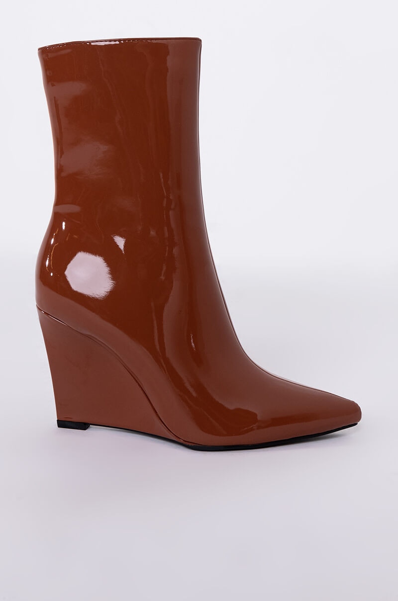 AZALEA WANG FIGURE IT OUT WEDGE BOOTIE IN CARAMEL