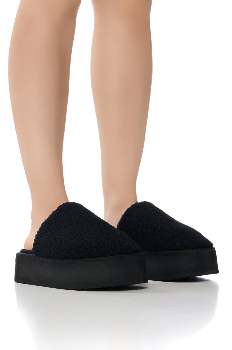 OFF THE CLOCK SHERPA BLACK SLIPPER