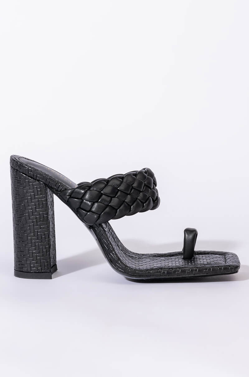 AZALEA WANG SOMETHING ABOUT YOU CHUNKY SANDAL IN BLACK