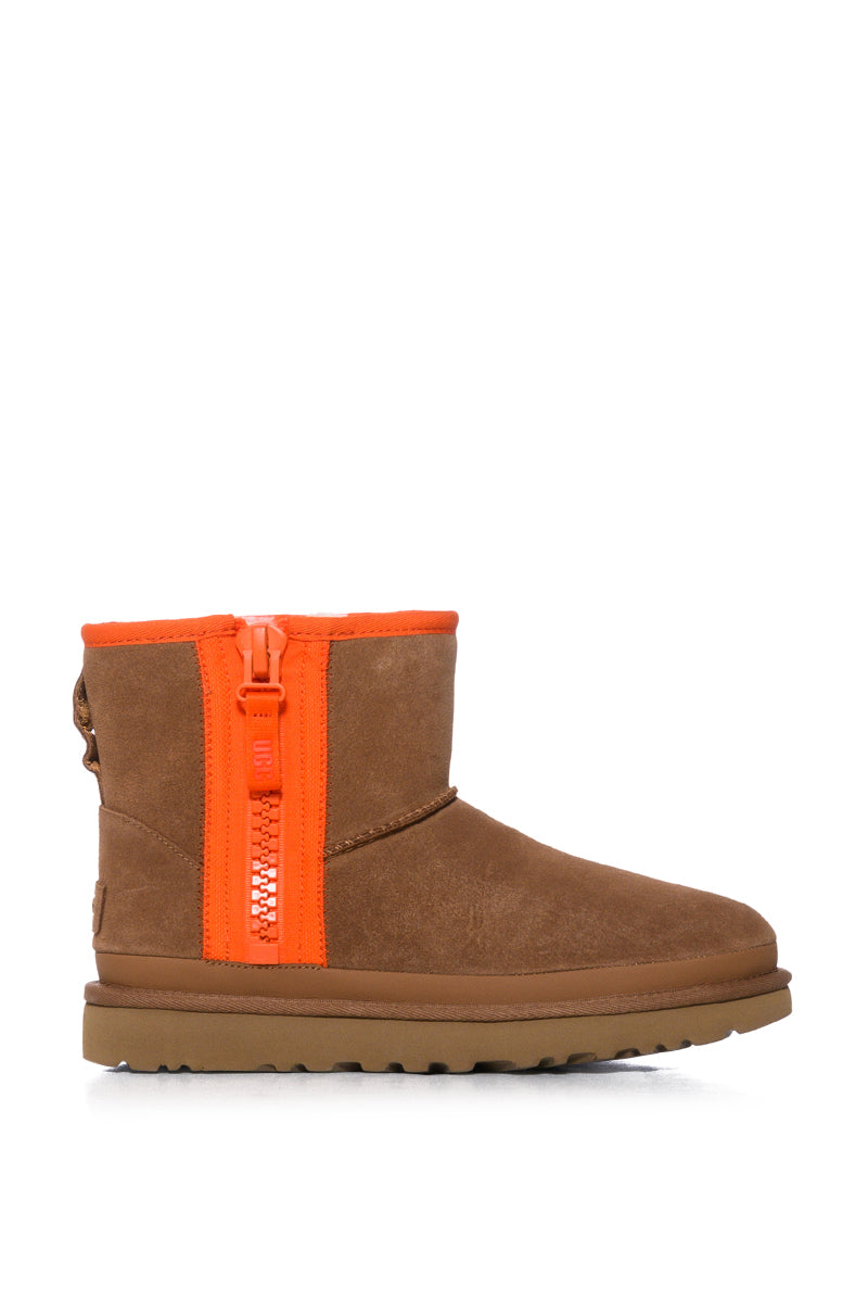 UGG CLASSIC MINI ZIPPER TAPE LOGO BOOTIE IN CHESTNUT