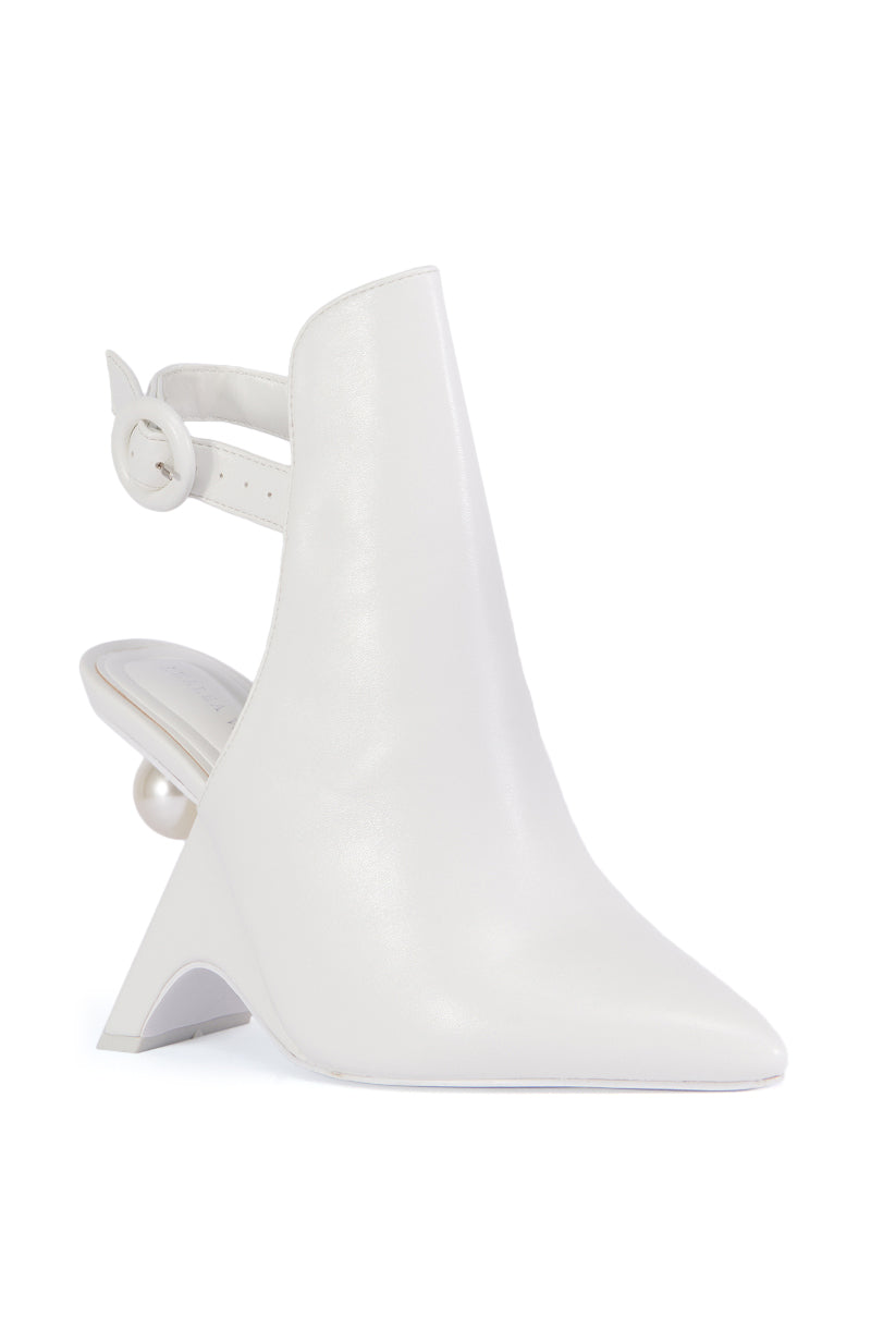 AZALEA WANG BREAN NOVELTY PUMP IN WHITE