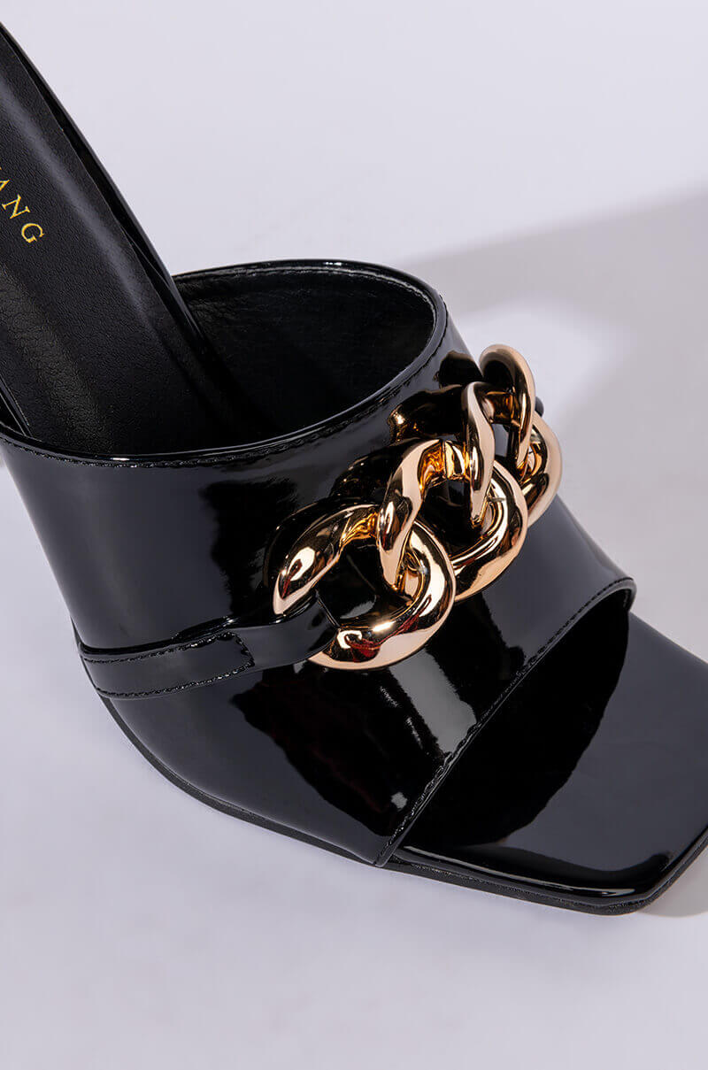 AZALEA WANG TAKE A CHANCE CHUNKY SANDAL IN BLACK