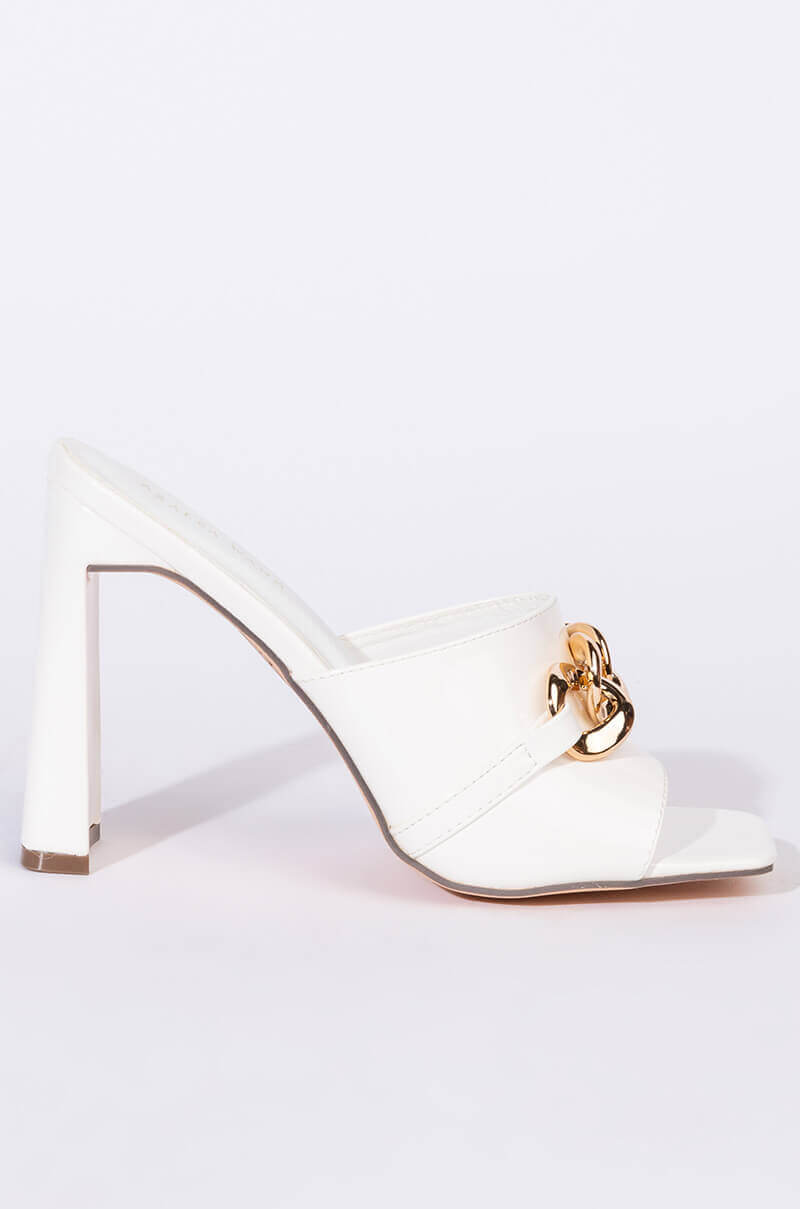 AZALEA WANG TAKE A CHANCE CHUNKY SANDAL IN WHITE