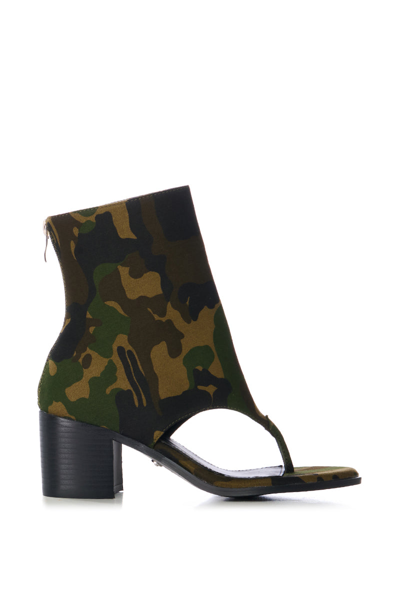 AZALEA WANG GRAYSON CHUNKY HEEL THONG SANDAL IN CAMO