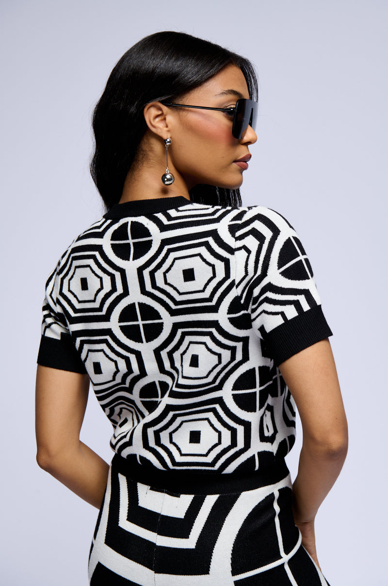 STOP AND STARE GEOMETRIC SHORT SLEEVE SWEATER