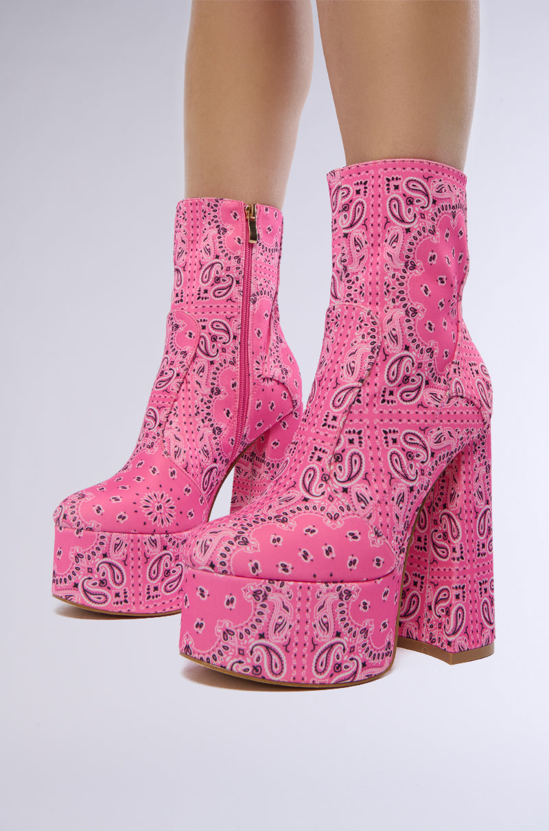 BORG PLATFORM BOOTIE IN PINK