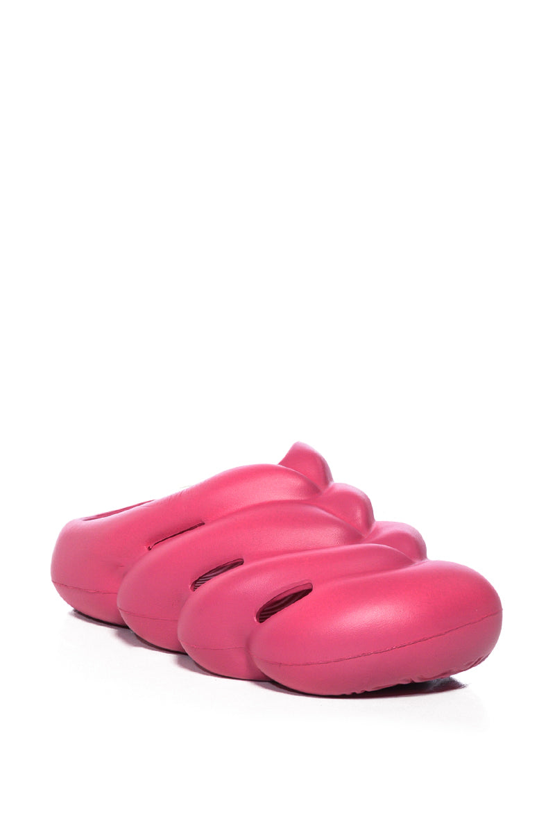AZALEA WANG RUMBLE RUBBER FLAT SANDAL IN PINK