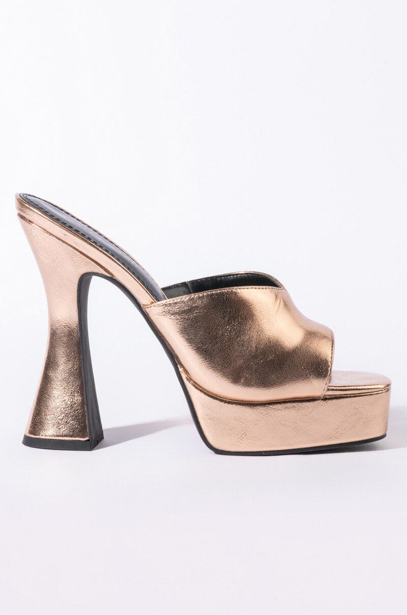 AZALEA WANG GOLDEN HOUR CHUNKY SANDAL IN GOLD