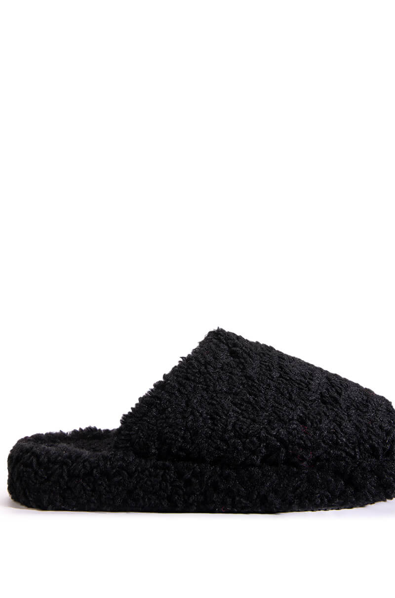 AKIRA CHICA FLUFFY SLIPPER IN BLACK