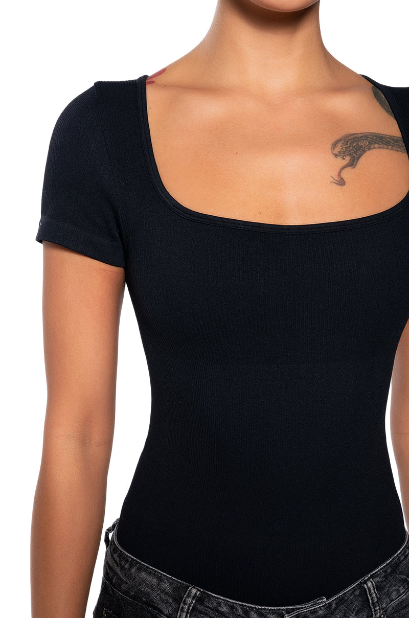 PAXTON SQUARE NECK SEAMLESS SHORT SLEEVE BODYSUIT IN BLACK