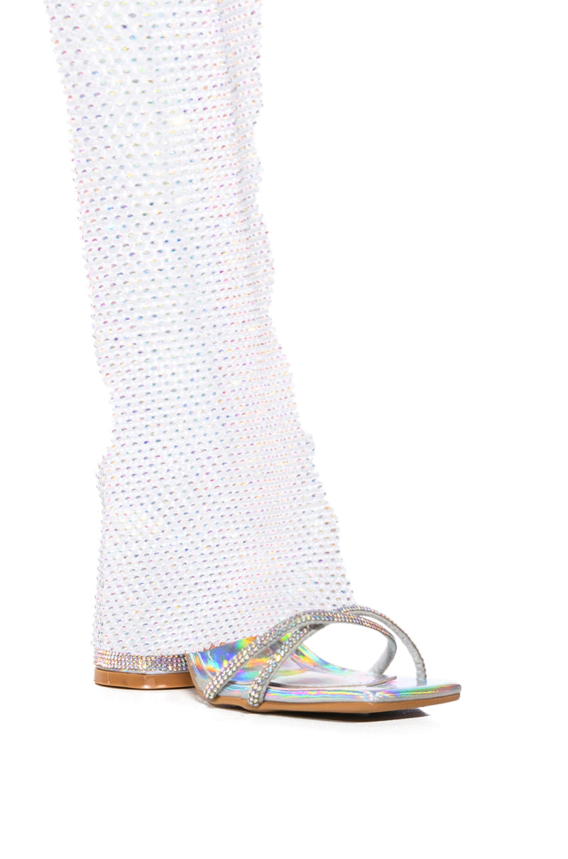 CAPE ROBBIN BEATRIZIA SPARKLE SHEATH CONVERTIBLE CHUNKY SANDAL IN HOLOGRAPHIC