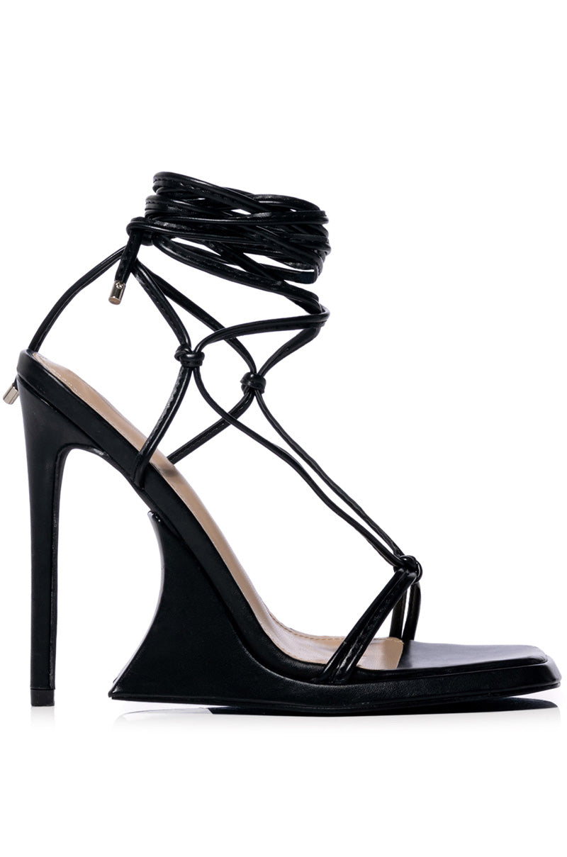 AZALEA WANG IMPULSIVE CHUNKY PUMP IN BLACK