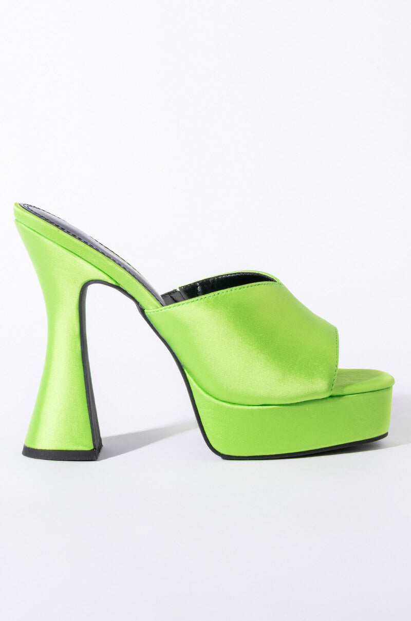 AZALEA WANG GOLDEN HOUR CHUNKY SANDAL IN GREEN