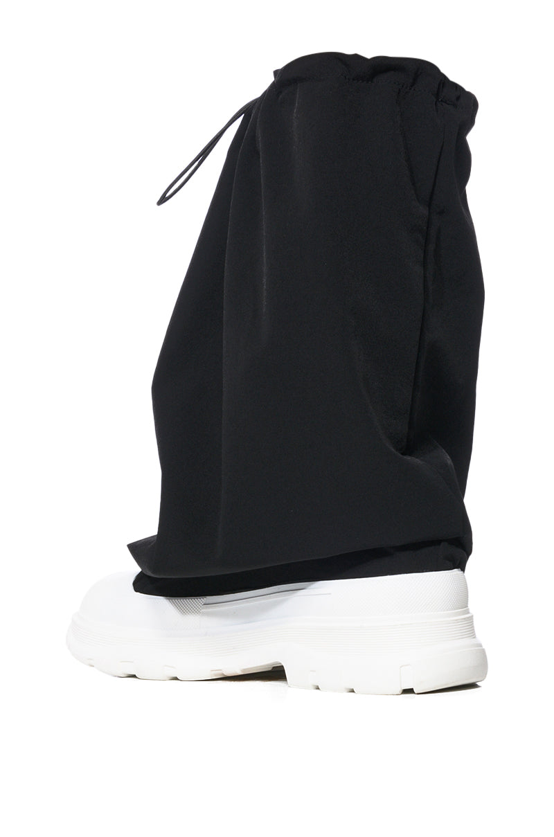 AZALEA WANG AIRLEA BAGGY SNEAKER IN BLACK