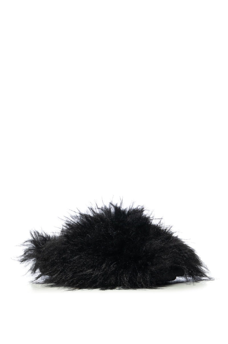 FURRY FUR SLIPPERS IN BLACK