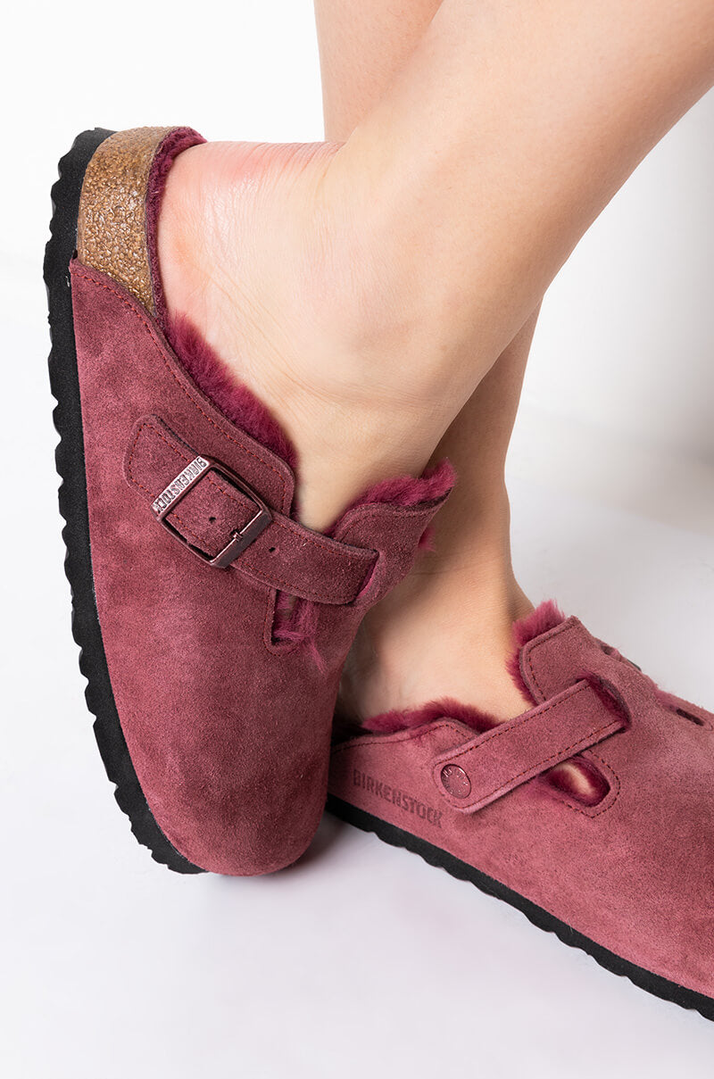 BIRKENSTOCK BOSTON SHEARLING SANDAL IN MAROON