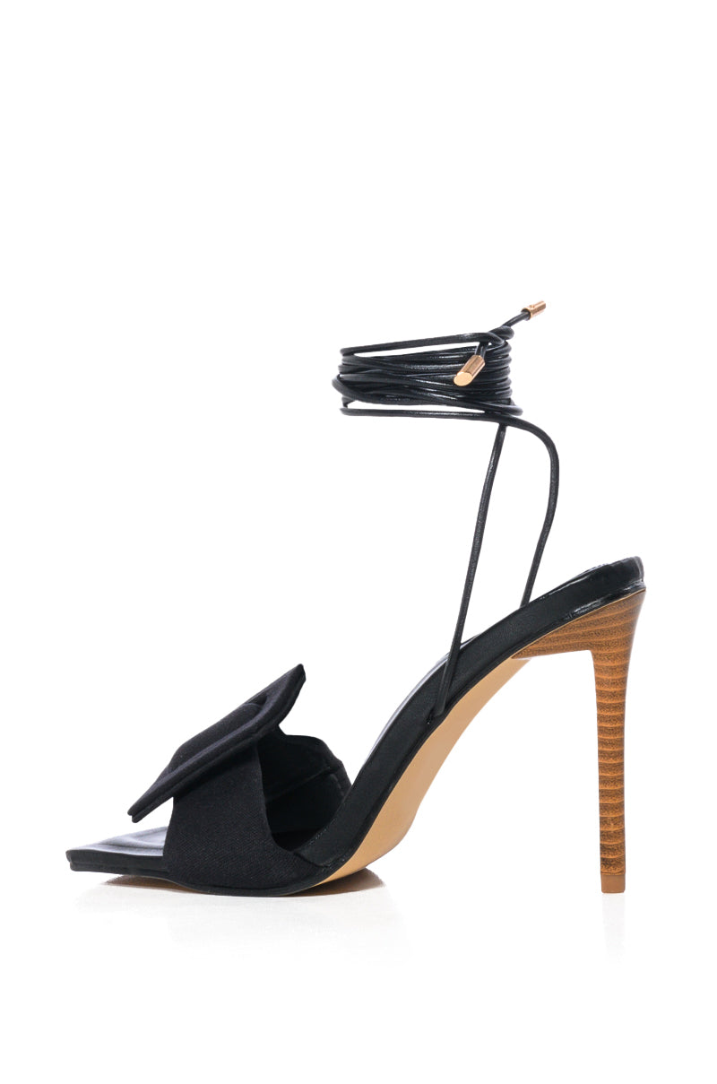 LAYLA BUCKLE SANDAL IN BLACK