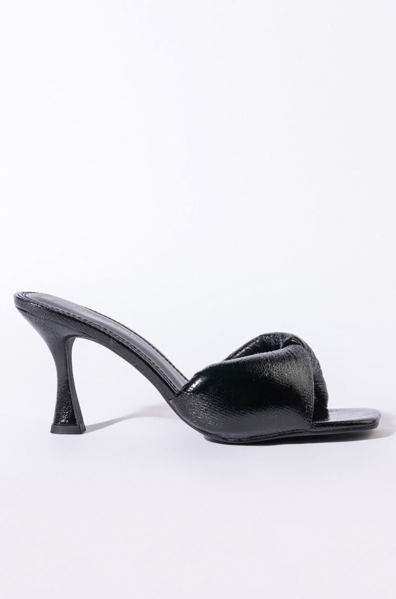 AZALEA WANG EASY WITH YOU CHUNKY SANDAL IN BLACK